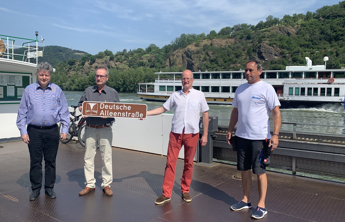 Stefan Rees Fährfahrt auf der Deutschen Alleenstraße: Deutsche Alleenstrasse